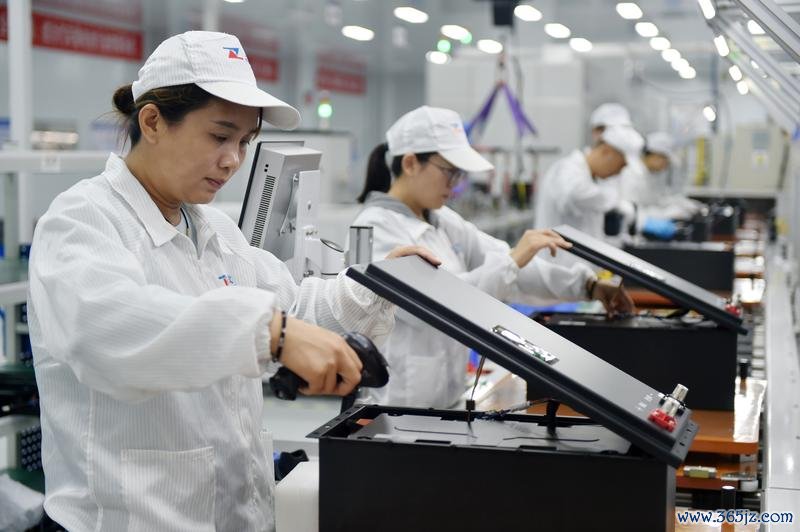 位于河南省沁阳市经济诱惑区的一家新能源企业，工东谈主在锂电板分娩线上功课。新华社贵府图